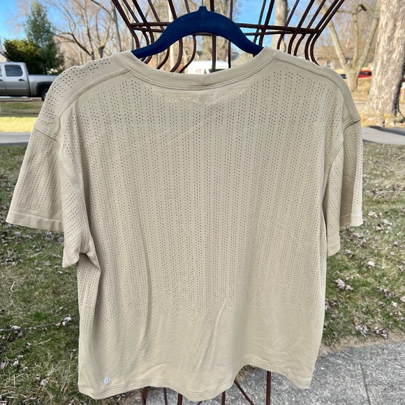 Lululemon swingy top, small holes for ventilation, for work(out) or play - Picture 3 of 5